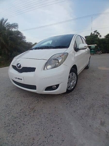 vitz in a lush condition (contact 03135625442/03468383353)