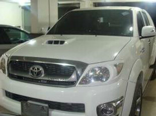 Toyota Hilux - 3.0L (3000 cc) White