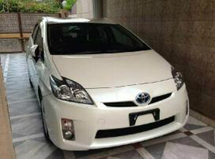 Toyota Prius - 1.8L (1800 cc) White