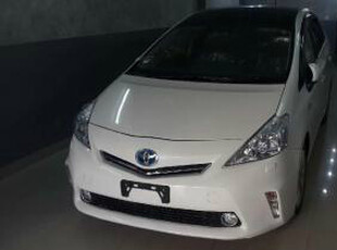 Toyota Prius - 1.8L (1800 cc) White