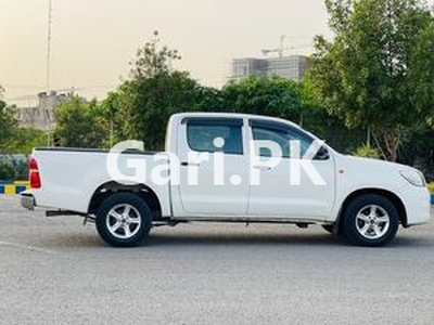 Toyota Hilux 4x2 Single Cab Up Spec 2015 for Sale in Multan