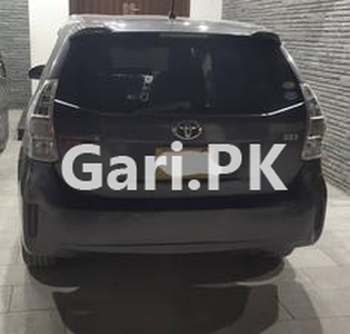 Toyota Prius Alpha S 2013 for Sale in Karachi