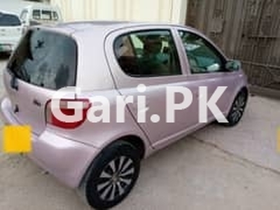 Toyota Vitz 2000 for Sale in Karachi•