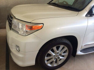 Toyota Land Cruiser - 4.6L (4600 cc) White