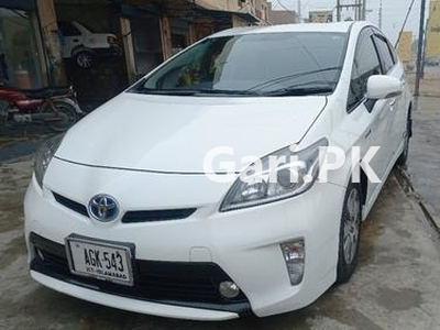 Toyota Prius S 1.8 2014 for Sale in Vehari