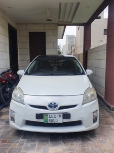 2014 toyota pirus for sale in lahore