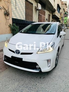 Toyota Prius S 1.8 2014 for Sale in Lahore