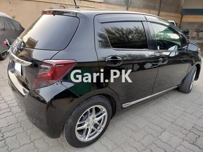 Toyota Vitz F 1.0 2014 for Sale in Sialkot