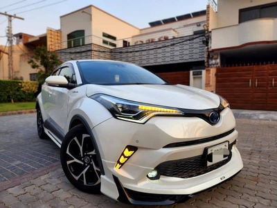 Toyota CH-R G LED EDITION PEARL WHITE