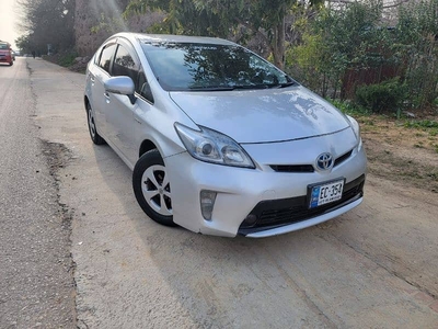 I am a selling Toyota Prius 2012 model Islamabad number