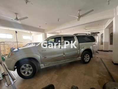 Toyota Hilux D-4D Automatic 2005 for Sale in Islamabad