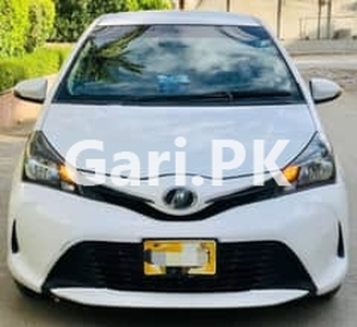 Toyota Vitz 2015 for Sale in Kashmir Road