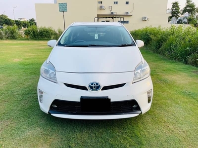 Toyota Prius S package 2014 model islamabad registration