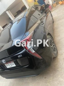 Toyota Prius S 2016 for Sale in Karachi