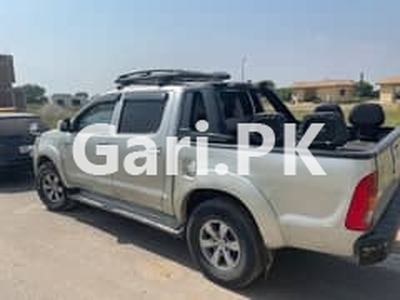 Toyota Hilux 2005 for Sale in Bahria Town Rawalpindi