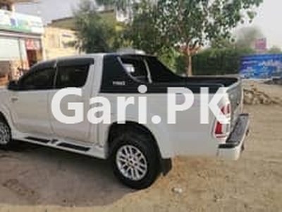 Toyota Hilux 2014 for Sale in Satellite Town