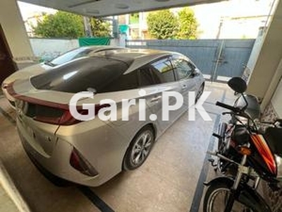 Toyota Prius PHV (Plug In Hybrid) 2018 for Sale in Islamabad
