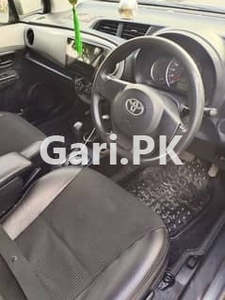 Toyota Vitz 2013 for Sale in Gujranwala
