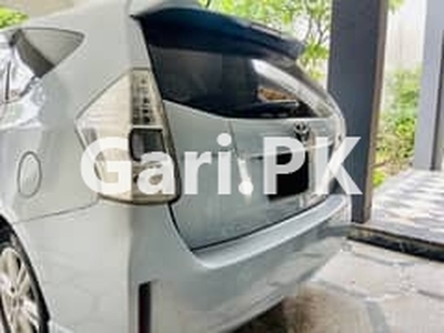 Toyota Prius Alpha 2016 for Sale in Lahore