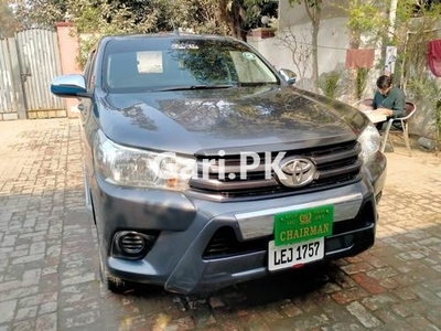 Toyota Hilux 4X2 Single Cab Deckless 2017 for Sale in Lahore