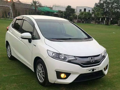 Honda Fit - 1.3L (1300 cc) White