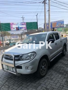 Toyota Hilux 4x4 Double Cab Standard 2014 for Sale in Gujranwala
