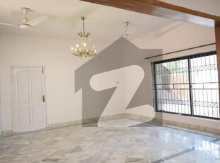 6 BEDROOMS DOUBLE STOREY HOUSE IS AVAILABLE FOR RENT. I-8