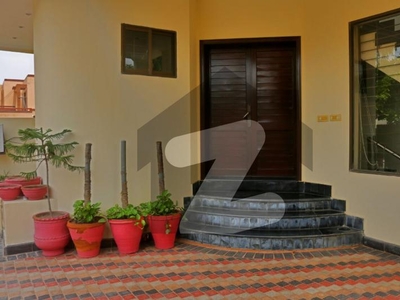 10 MARLA USED HOUSE AVAILABLE FOR SALE IN DHA PHASE 8 DHA Phase 8 Ex Air Avenue