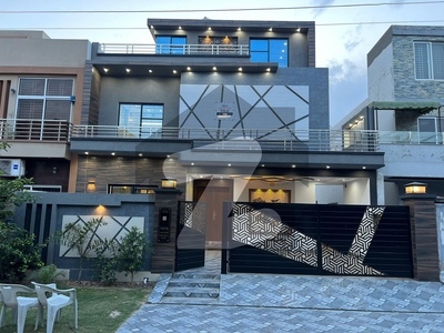 Hot location 10 Marla brand new luxury house available for sale Central Park Block A