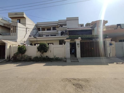 OWNER BUILD TRIPLE STORY HOUSE FOR SALE IN ALI TOWN LAHORE