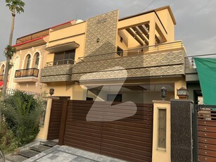 10Marla old house available for sale in prime location A-Block Central Park Housing Schem Lahore. Central Park Housing Scheme