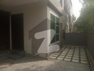 10 MARLA HOUSE AVAILABLE FOR RENT Wapda City Block M