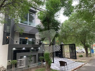 5 MARLA BEAUTIFULLY DESIGN HOUSE NEAR TO PARK IN BLOCK 