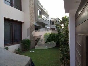 500 YARDS WELL MAINTAINED BUNGALOW IN DHA PHASE 8 PRIME LOCATION DHA Phase 8