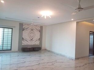 10 Marla brand new 3 bedrooms apartments +1 servant quarter In Askari 11