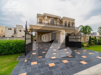 1 KANAL TOP OF THE LINE LUXURY BANGALOW FOR SALE NEAR TO PARK. DHA Phase 8 Block T
