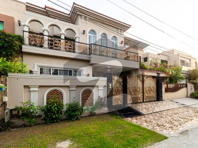 10 MARLA GLORIOUS HOUSE FOR SALE IN DHA PHASE 8 EX AIR AVENUE DHA Phase 8 Ex Air Avenue