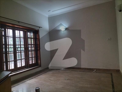 10 MARLA USED HOUSE AVAILABLE FOR SALE IN DHA PHASE 8 REASONABLE PRICE DHA Phase 8 Ex Air Avenue