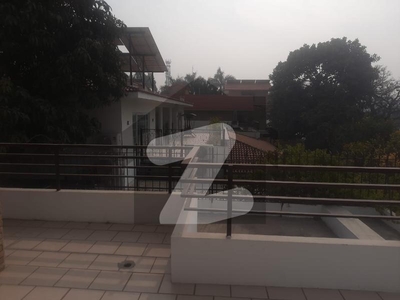 A DECENT HOUSE 1493 SQYRDS/ SCHOOL ROAD/F-6/1 IS AVAILABLE FOR SALE F-6