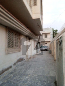 CHANCE DEAL : 600 Sq.Yards Ground + 1 House Corner,Park Facing, West Open, Leased ,10 + Rooms Near To Main Road Located At Gulistan-E-Jauhar Block-14. Gulistan-e-Jauhar Block 14