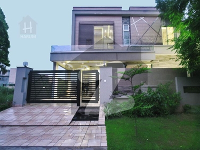OUT STANDING TOP QUALITY 10 MARLA MODERN DESIGNED HOUSE DHA Phase 8