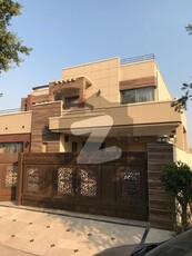 ONE KANAL OUT CLASS STUNING HOUSE AT PRIME LOCATION NEAR GOLD CREAST MALL DHA Phase 4
