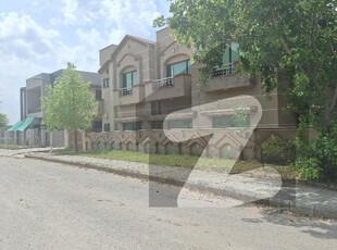 Sector D 18 Marla Corner Slightly Used House For Sale Gass Install Two Side Gate 4 Car Parking Space Out Class Location Bahria Town Phase 8 Block D