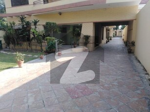 2 Kanal Beautiful House Available For Office & Facing Parking Model Town