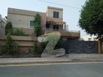 1Kanal Used House at Very Attractive Price in Bahria Town Lahore. Bahria Town