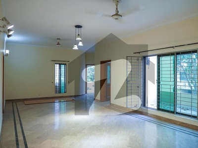 Separate Gate 3 Beds 1 Kanal Ideal Location Upper Portion For Rent In DHA Phase 5 Lahore. DHA Phase 5