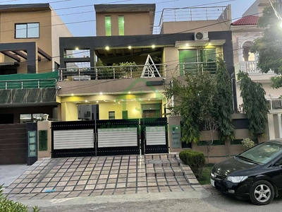 10 Marla Luxury House For Sale In Formanites Housing Scheme Lahore