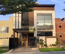 FIVE MARLA BEAUTIFUL HOUSE SUPER HOT LOCATION HOUSE FOR RENT IN DHA