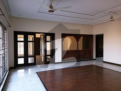 1 KANAL SLIGHTLY USED CHEAPEST PRICE BUNGALOW FOR SALE DHA Phase 1