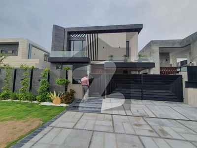 A well Design house is up for sale near Raya Golf club in lahore DHA Phase 7 Block Y